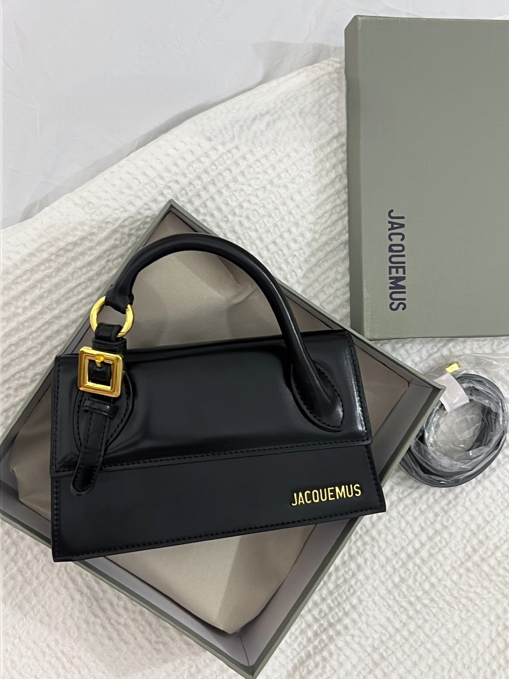 JACQUEMUS BLACK (Medium)