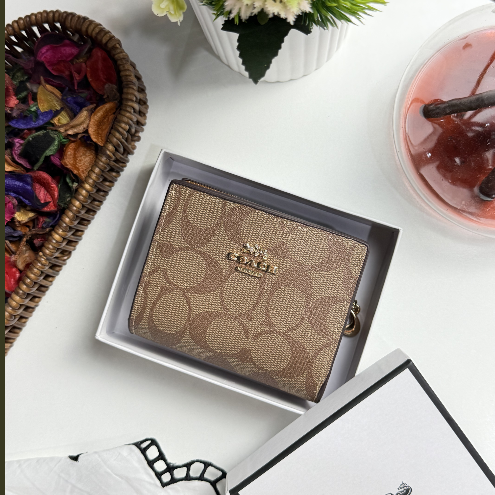 Coach Snap Wallet In Signature Canvas