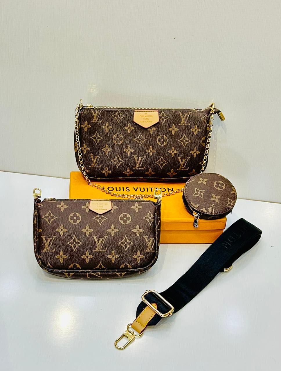 LOUIS VUITTION- Multi Pochette Bag
